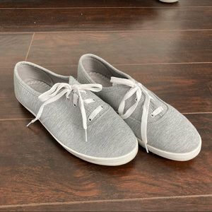 Gray tennis shoes 10W